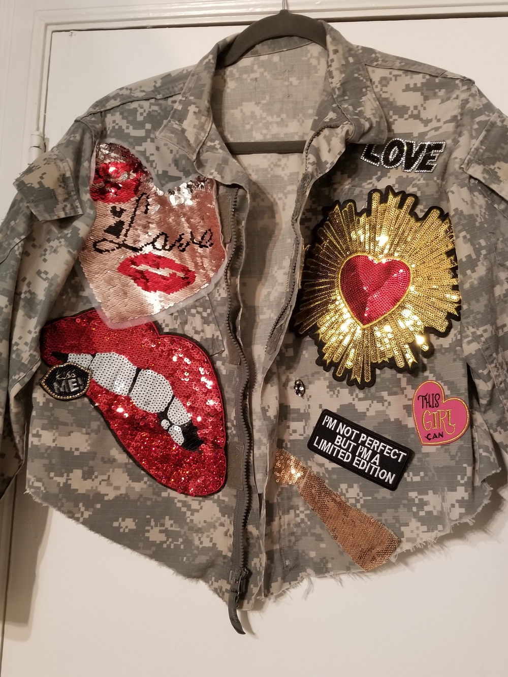 Pop Art Embellished Sequin Heart Lips Patch Military Jacket - Olive Camo